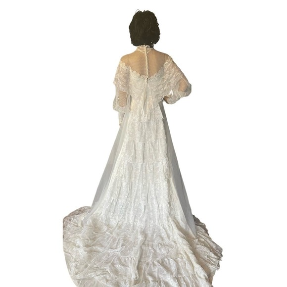 Victorian Elegance: White Wedding Gown by Alfred Angelo" - Picture 14 of 16